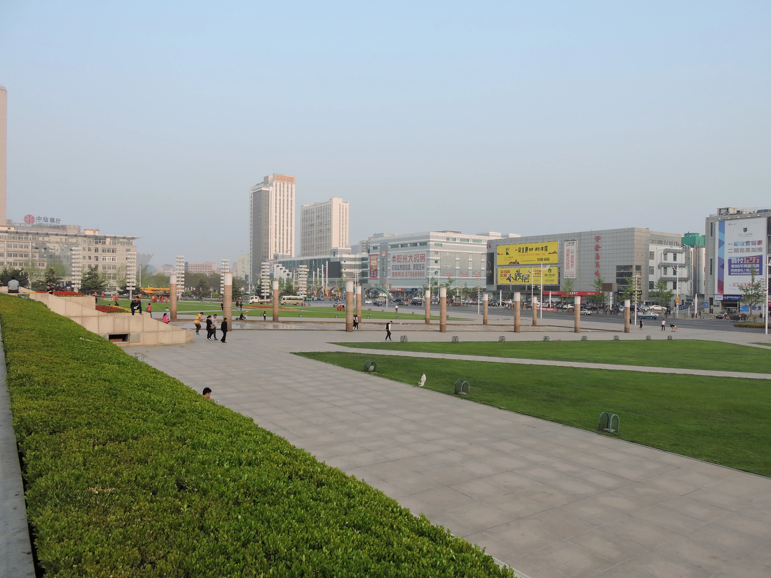 开发区公共广场与街景(金普新区管委会前)· 2017 年实拍