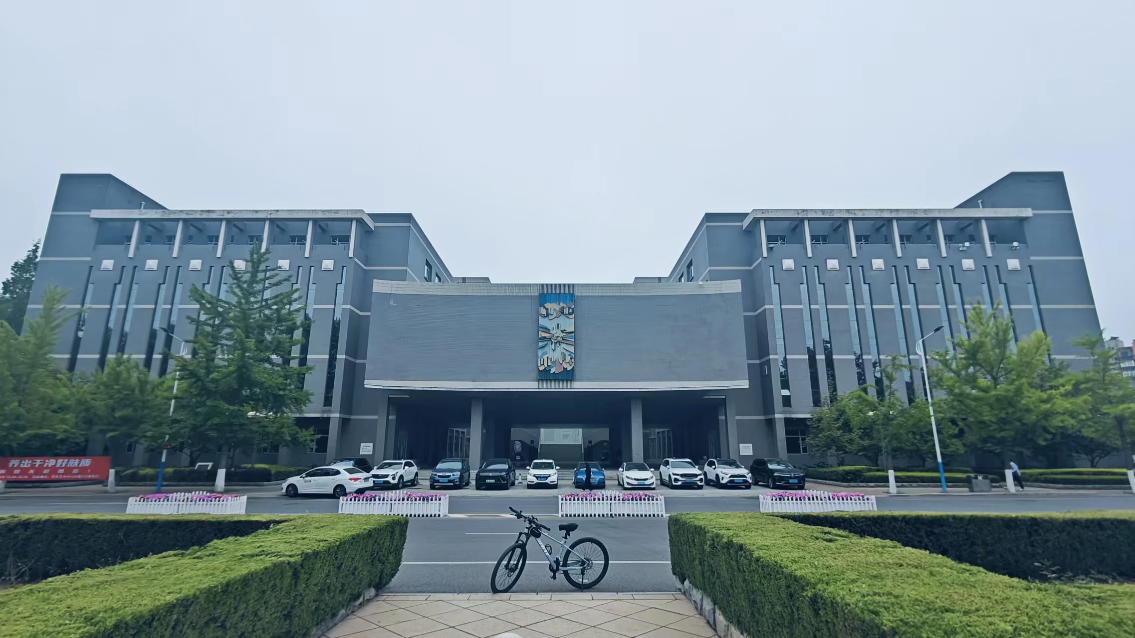 大连理工大学凌水主校区伯川图书馆 · 2026 年实拍,非 1949 年创校旧址