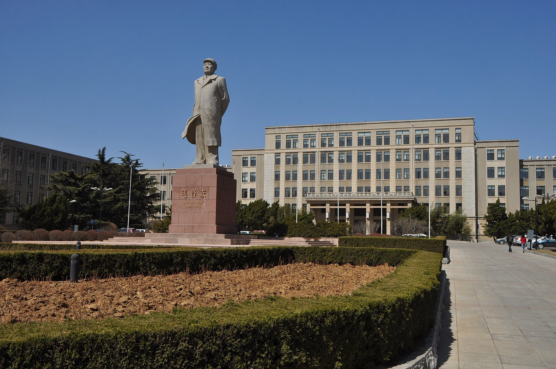 从南门方向看大连理工大学主楼与雕像