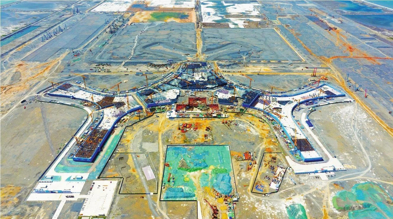金州湾国际机场航站楼建设现场 · 2026年5月资料照片