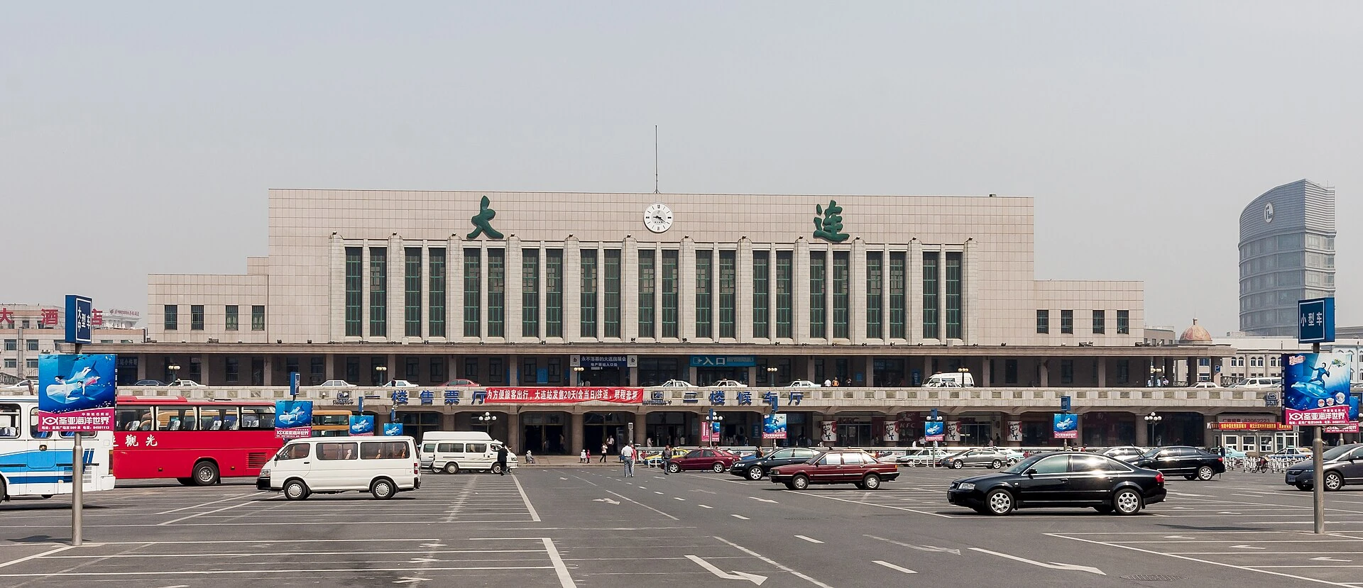 大连站站房与广场