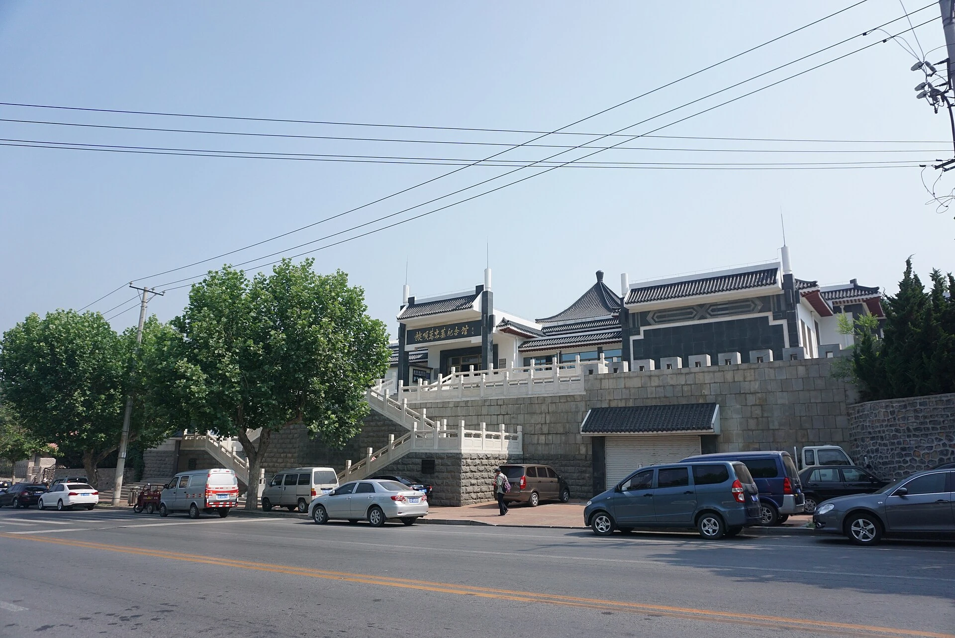 万忠墓纪念馆建筑群与周边街景