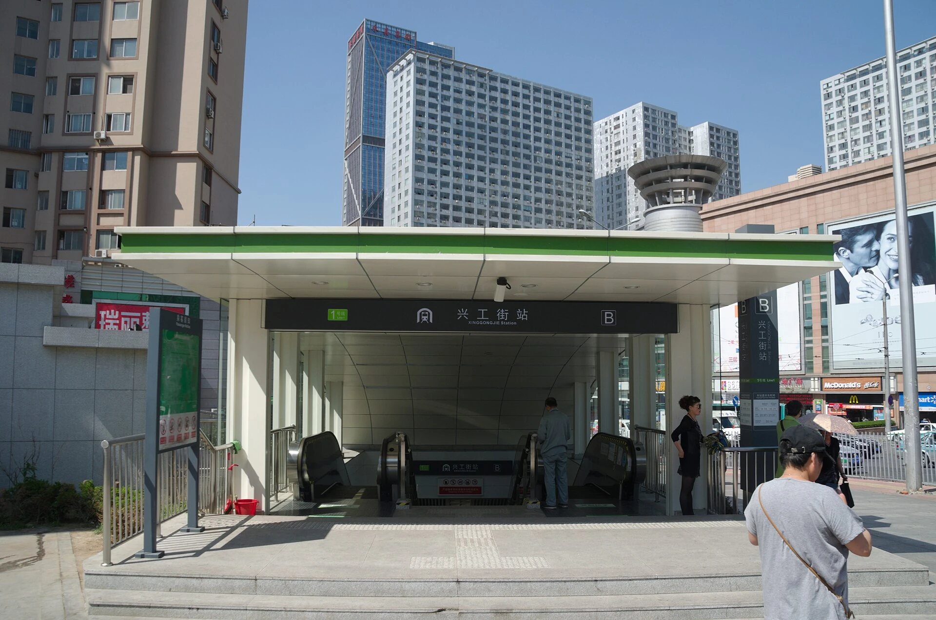 兴工街地铁站入口与街景