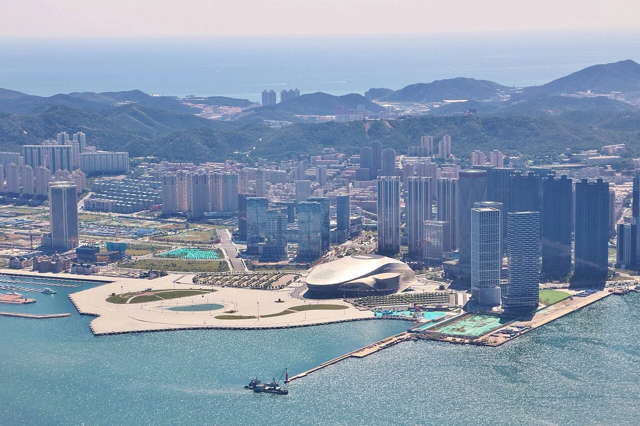 东港滨海城市界面全景（2021年资料照片）