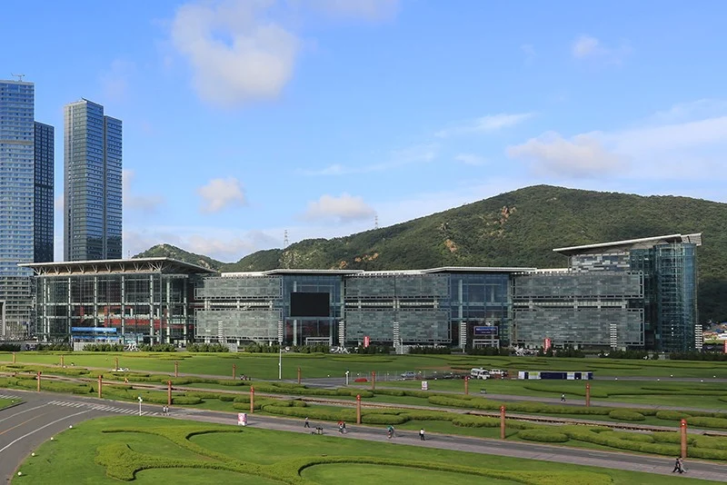 大连世界博览广场建筑全景；运营方官网资料照片