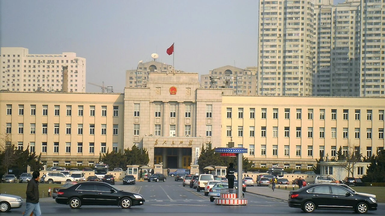 人民广场向北望市政府建筑（2012年资料照片）