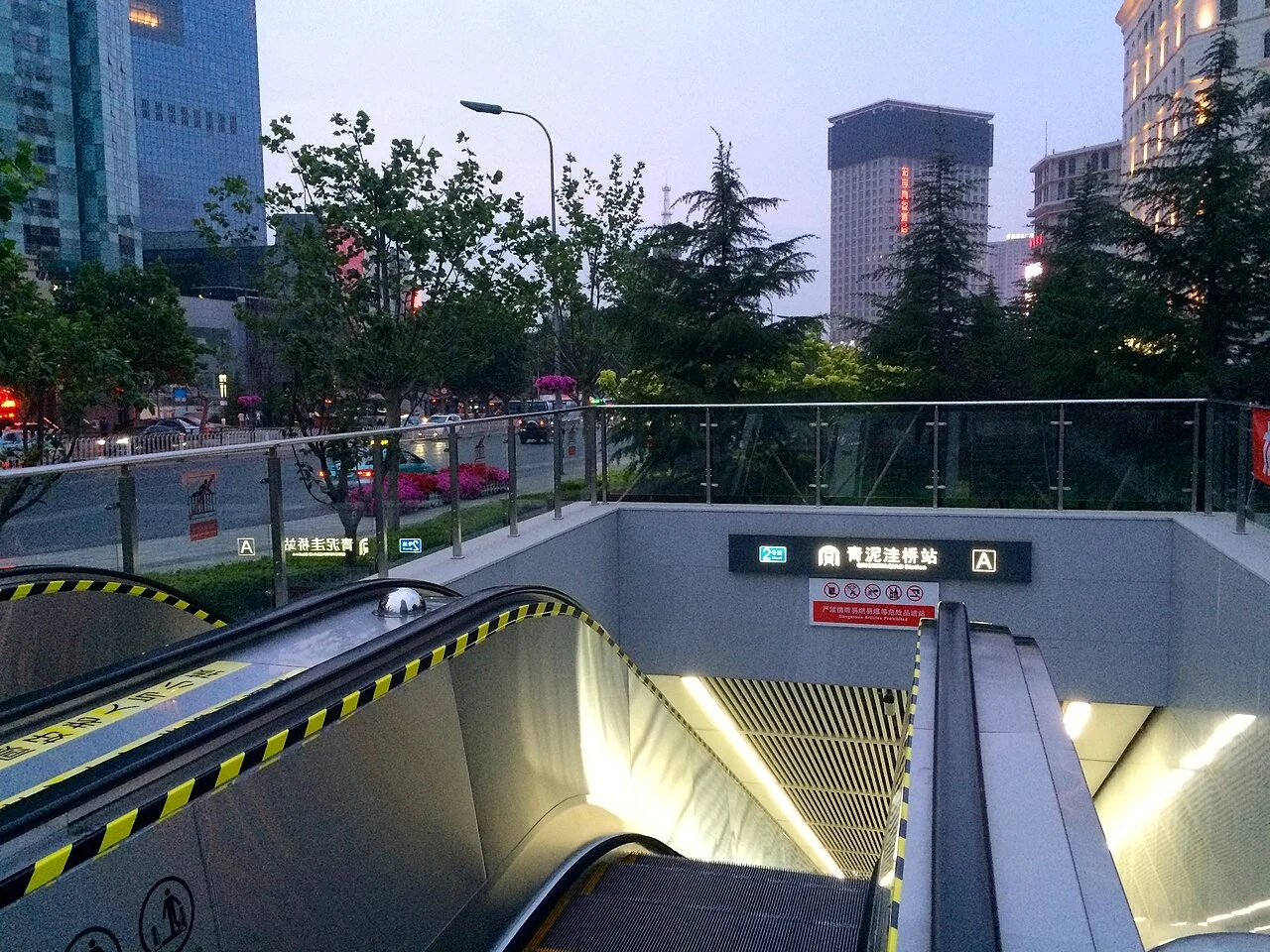 青泥洼桥地铁站入口及周边街景（2015年资料照片）