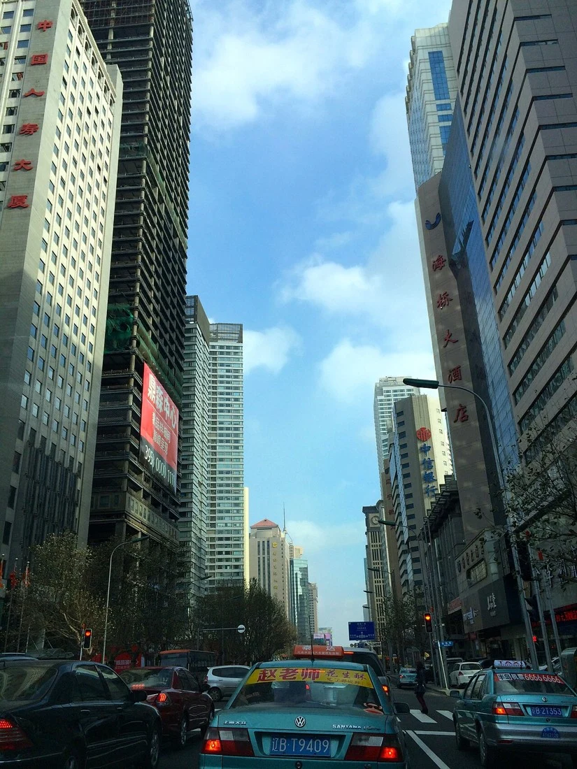 人民路沿线办公楼宇街景（2013年资料照片）